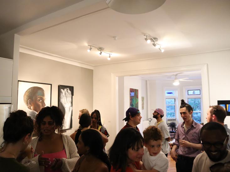 crowd_at_gallery